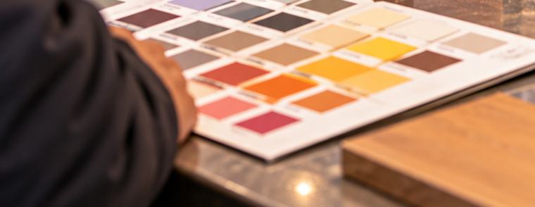 Carta de colores sobre el mesón